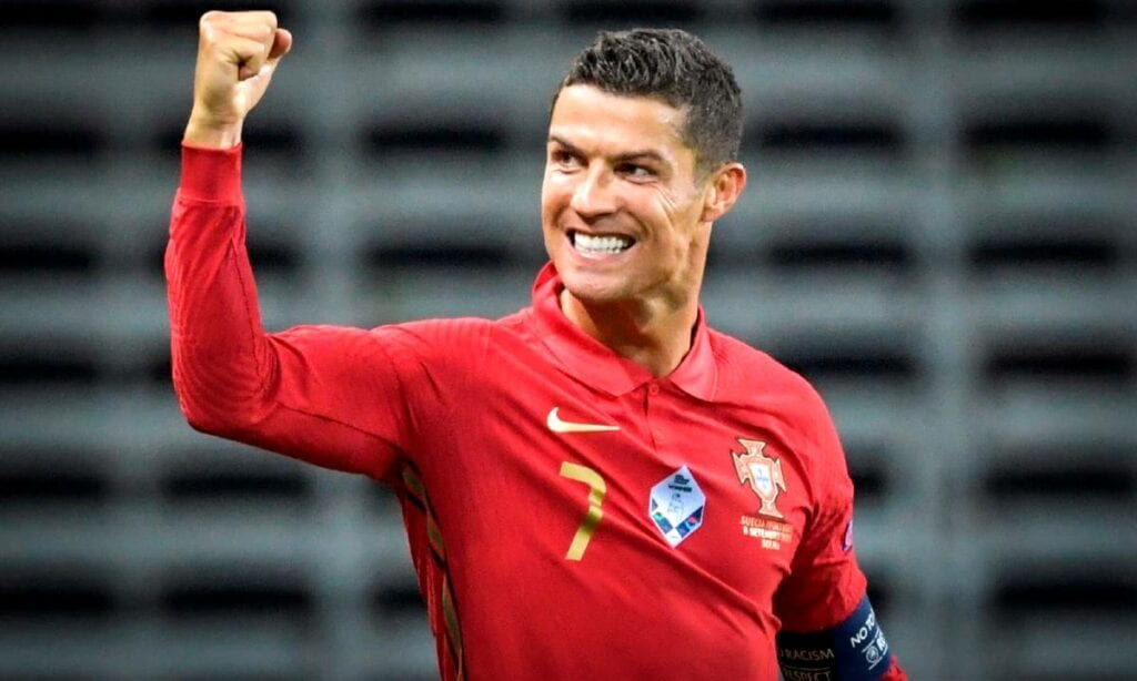 Crisitiano Ronaldo logró su gol 101 frente a Suecia