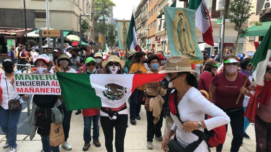 FRENA llega al Zócalo y les impiden permanecer frente Palacio Nacional (videos)