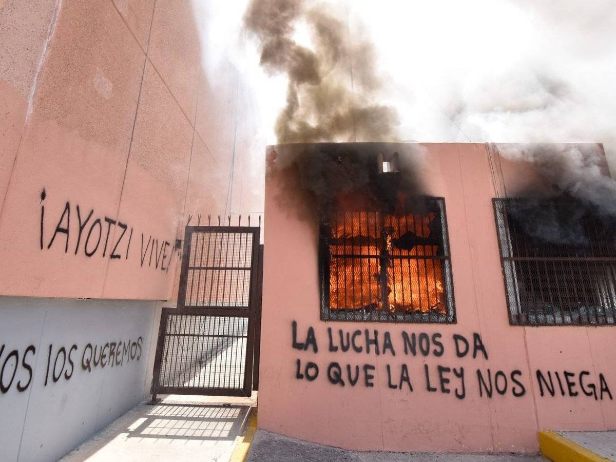Manifestantes lanzan bombas y vandalizan el Congreso de Guerrero