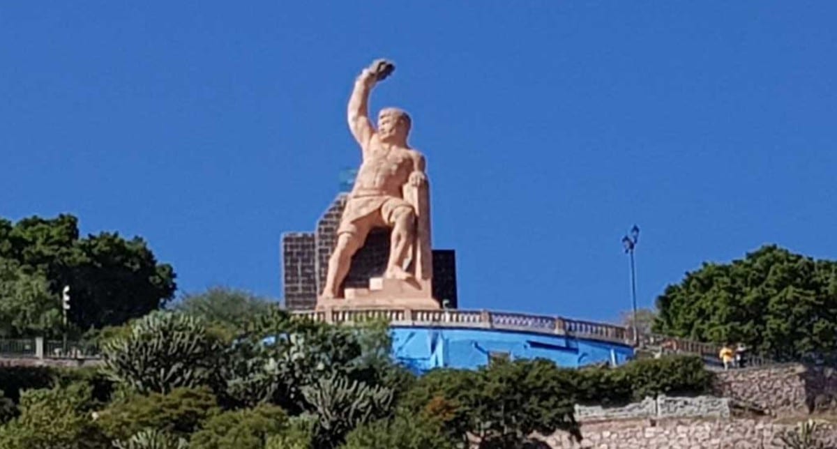  Tunden a Gobierno municipal panista de Guanajuato por pintar de azul base de El Pípila