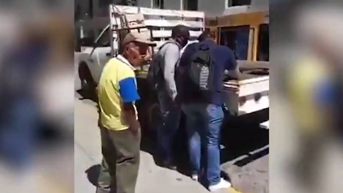 Anciano vendedor, despojado de sus sillas de madera por inspectores (video)