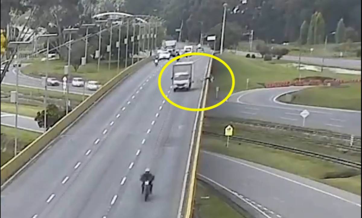 Ciclista es atropellado por un camión, lo lanzó por un puente y muere (video)