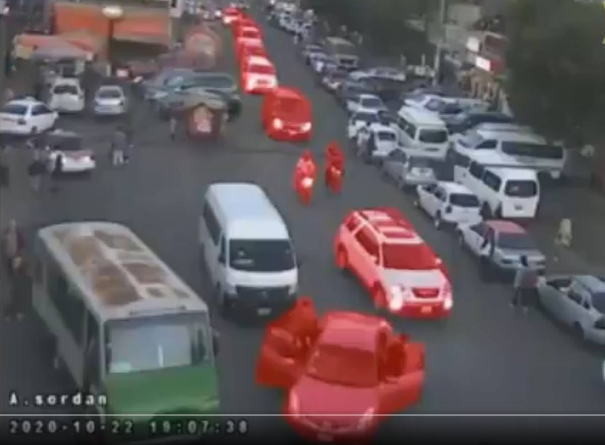 Comando de 8 camionetas y más de 40 sujetos armados aterrorizan Tláhuac (video)