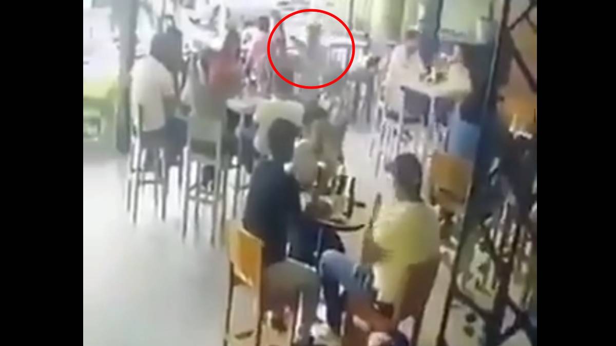 Matan a tres personas que comían en un restaurante (video)