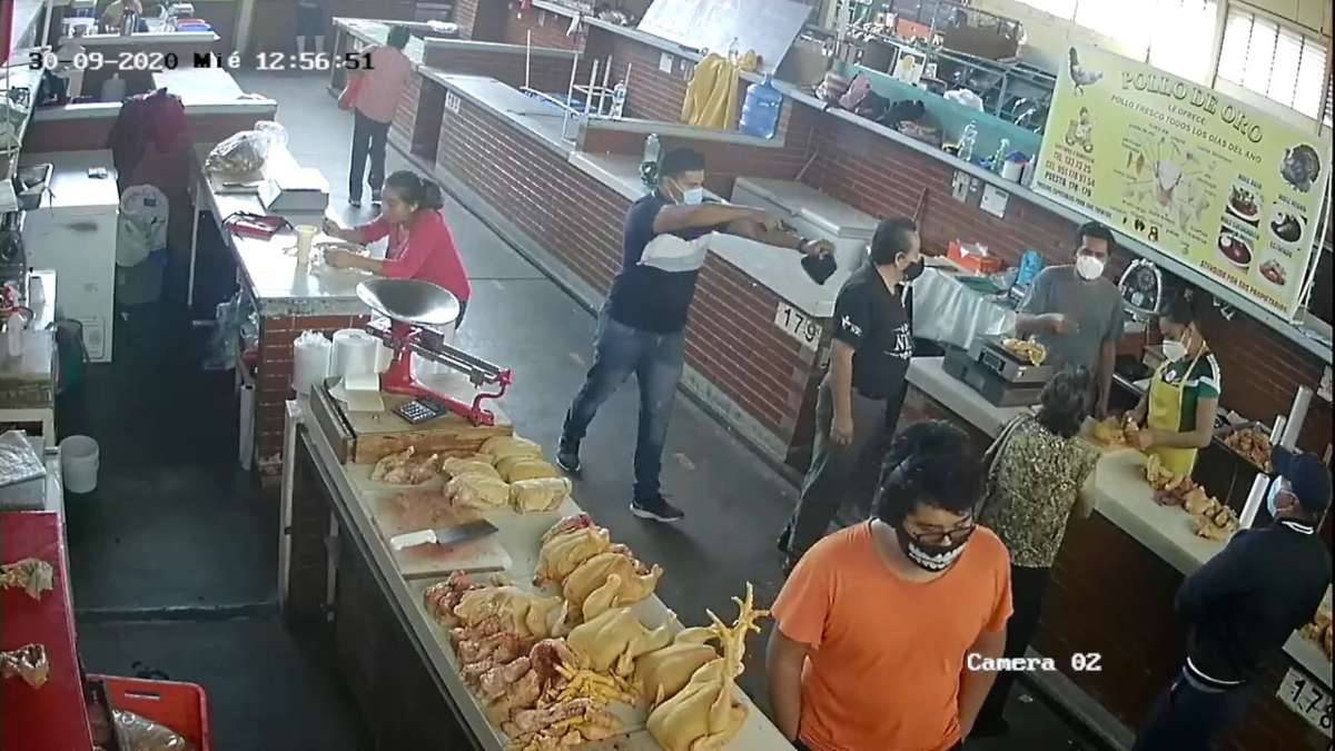 Pechugas de 18 mil pesos; ladrones asaltan a pareja de ancianos en un mercado (video)