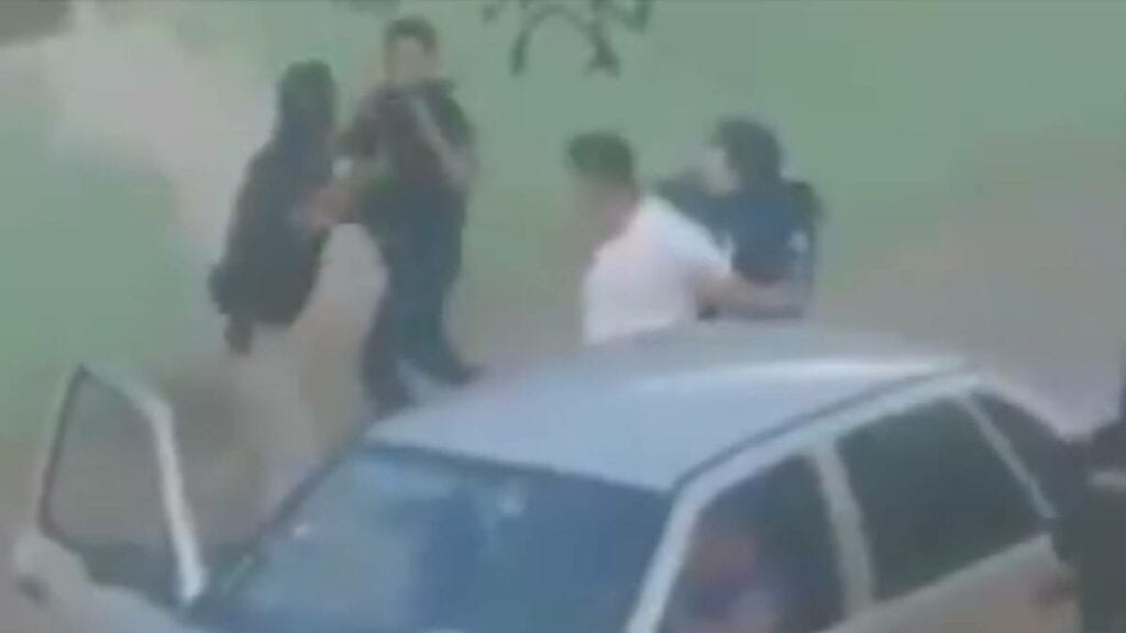 Policías se rifan un tiro limpio con unos ciudadanos (video)