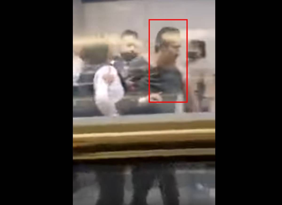 Vendedores ilegales en el metro se agarran a golpes con mujeres policías (video)