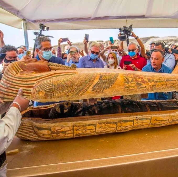 abren sarcofago momia de 2600 anos 1