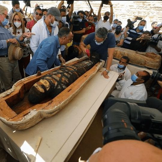 abren sarcofago momia de 2600 anos 3