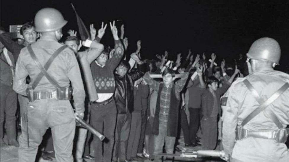 matanza de tlatelolco que paso el 2 de octubre de 1968 cuando un brutal golpe contra estudiantes cambio a mexico para siempre