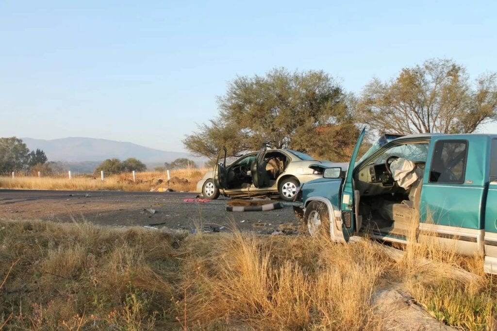 3 muertos y 8 heridos fue el saldo de un accidente en Uriangato, luego de que un auto invdiera el carril contrario.