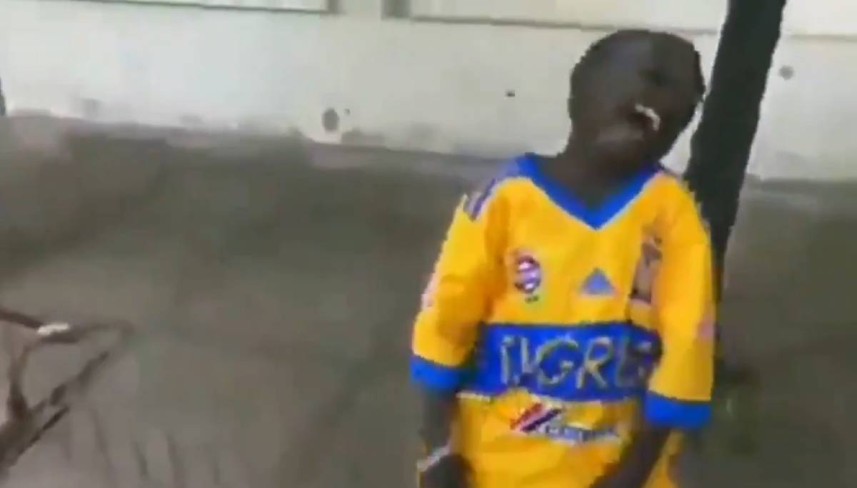 Comediante de Malí recibe playera de Tigres y festeja muy feliz con balilecito Bómboro Quiñá Quiñá (video)