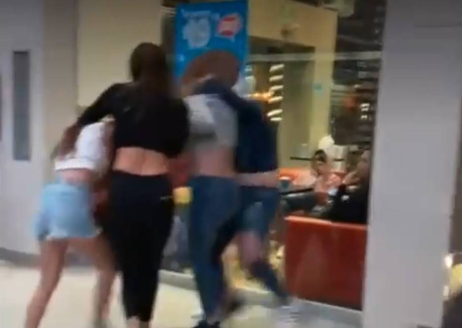Discuten a golpes 4 mujeres en un centro comercial (video viral) (2)