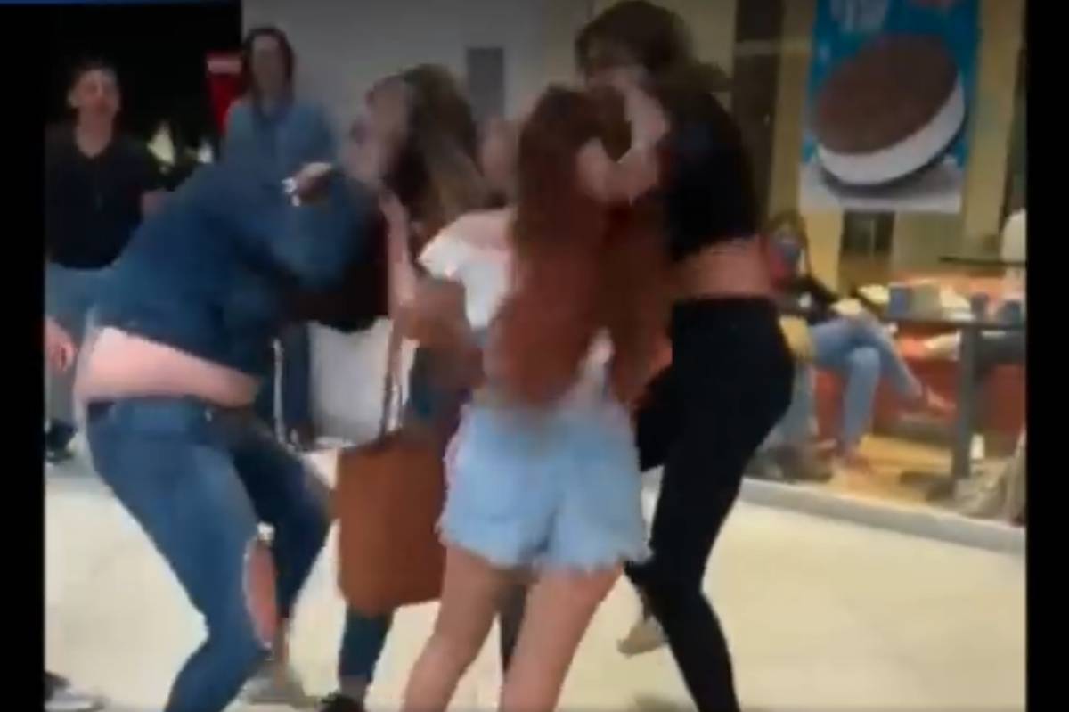 Discuten a golpes 4 mujeres en un centro comercial (video viral)