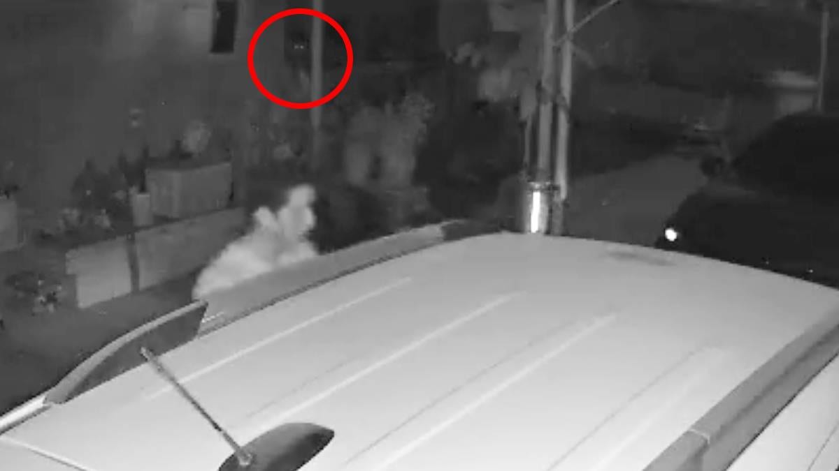 Fantasma aparece en el video que graba un joven al llegar a su casa