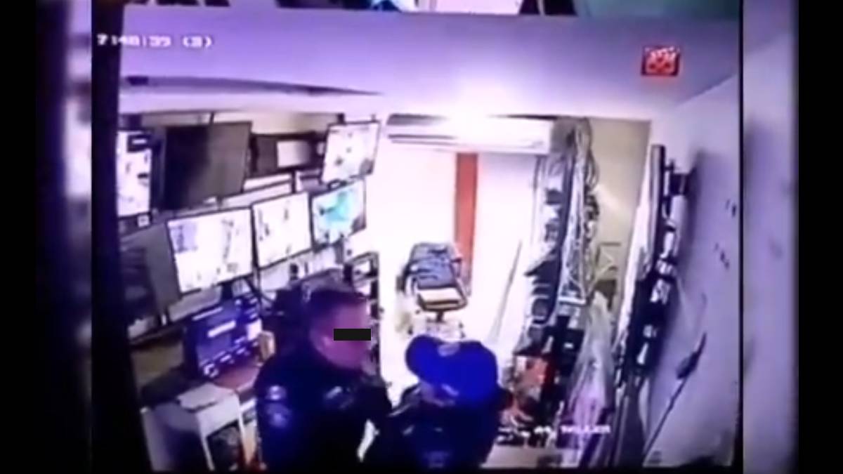 Graban a 2 policías teniendo sexo en lugar de monitorear y los dan de baja (video)
