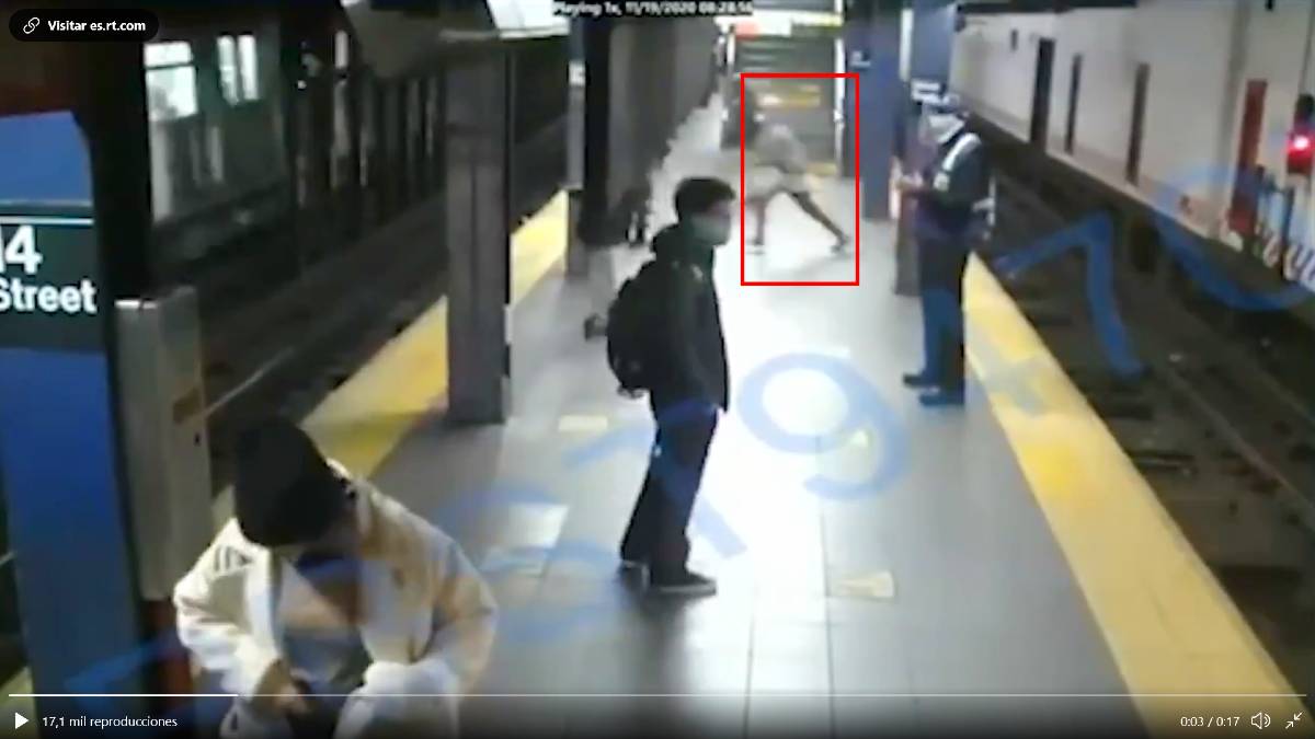 La empujan a las vías del metro justo para que le pasar el tren por encima (video muy fuerte)