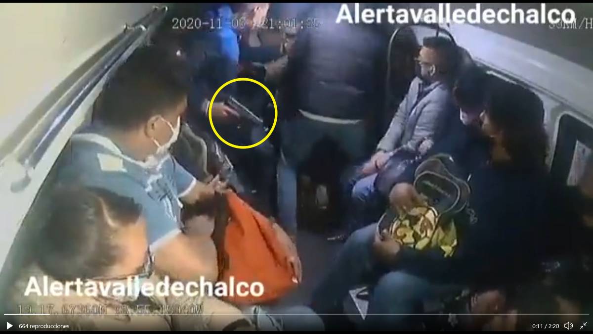 Rateros disparan y asaltan a pasajeros de una combi en la México-Puebla (video)