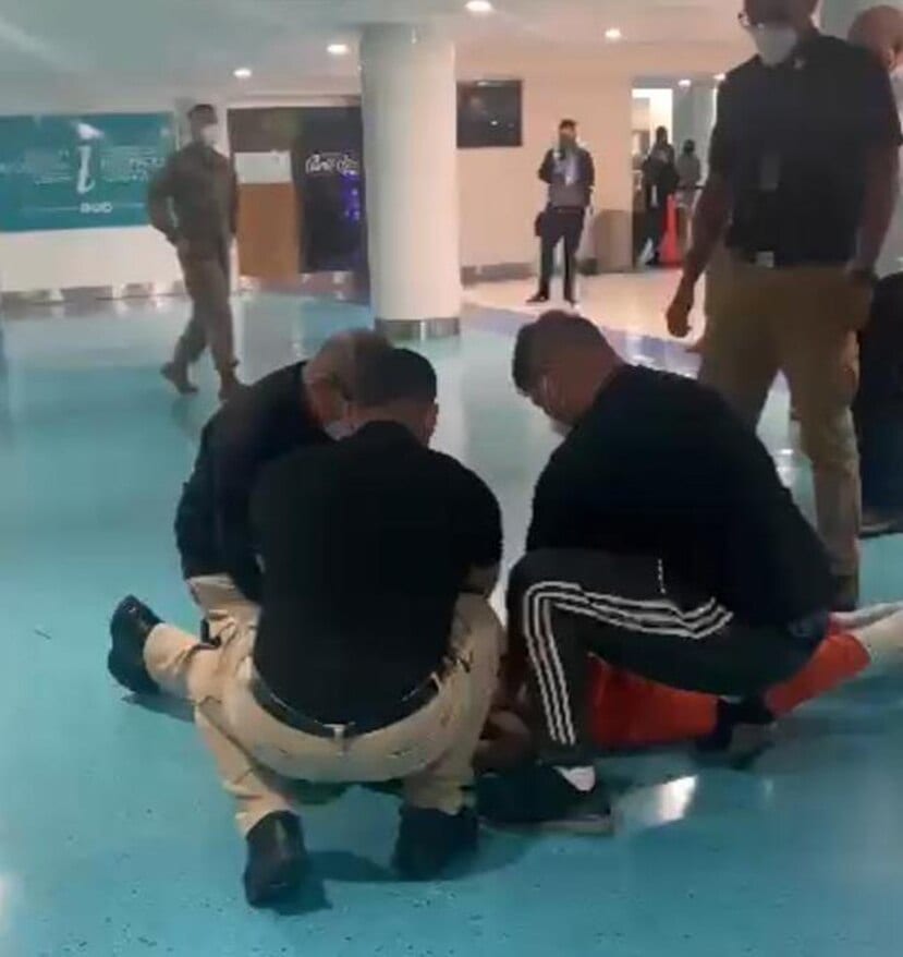 Un turista desató una trifulca en el aeropuerto por negarse a usar cubrebocas