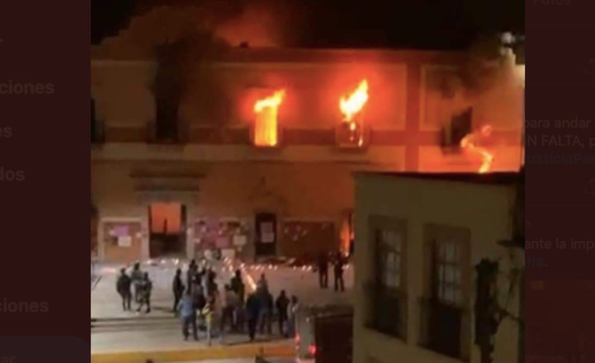 El Ayuntamiento de Fresnillo fue incendiado durante la protesta.