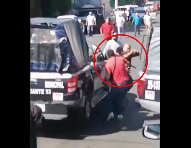 El enfrentamiento entre policías y taxistas dejó un chofer muerto y varios policías lesionados.