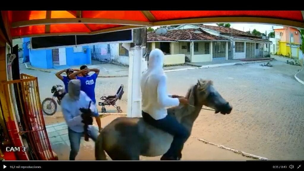 Ladrones al estilo del Llanero Solitario enmascarados y a caballo (video)