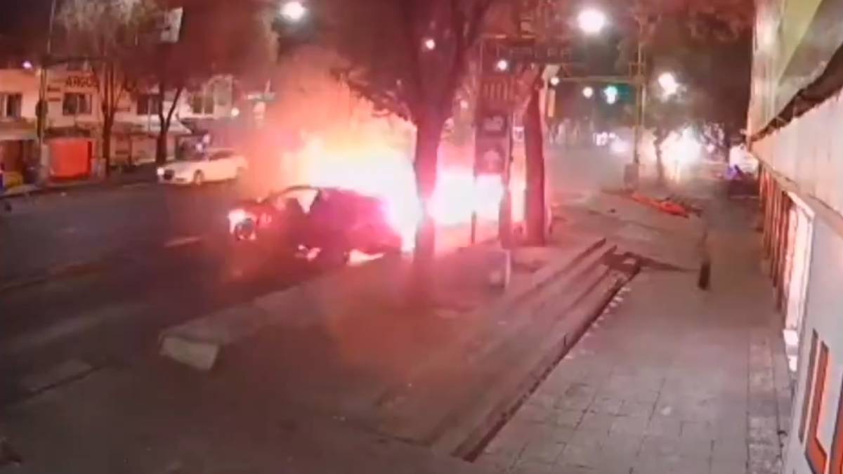 Por jugar arrancones matan a un ciclista e incendian su auto (video viral)