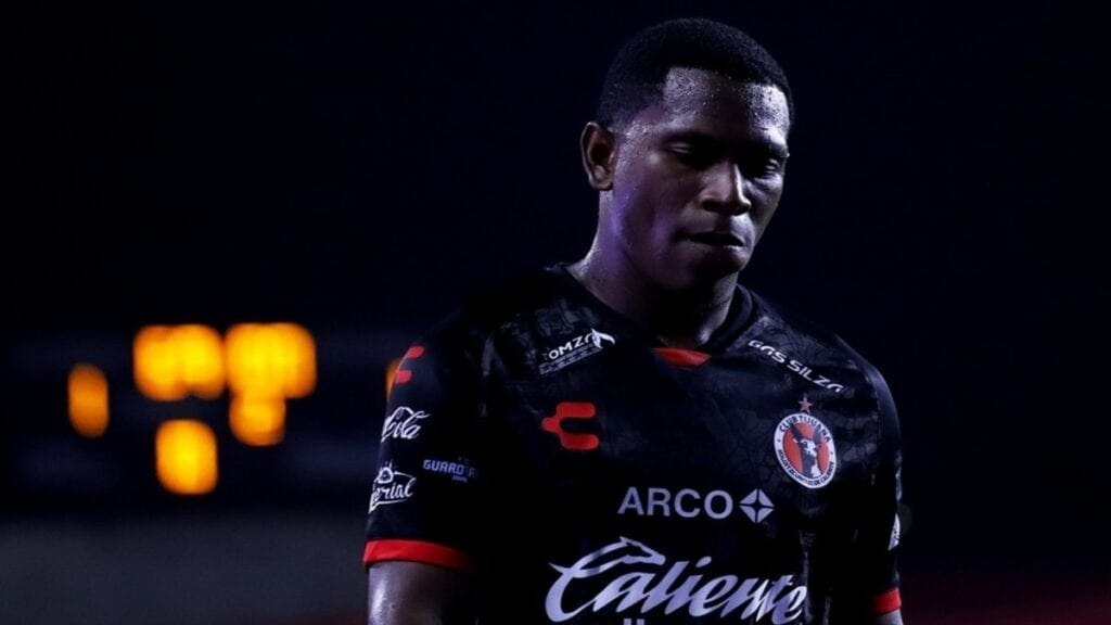 Bryan Ángulo, el delantero de Cruz Azul pero a préstamo en el 2020 con Xolos de Tijuana, está involucrado en un asesinato, el cual ocurrió durante la madrugada de este viernes al sur de Guayaquil, Ecuador.