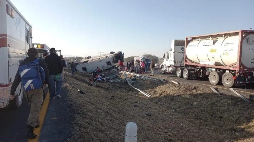 Un choque entre un autobús de pasajeros y un tráiler sobre la autopista San Luis Potosí-Querétaro dejó como saldo 2 personas fallecidas y al menos 26 heridas.