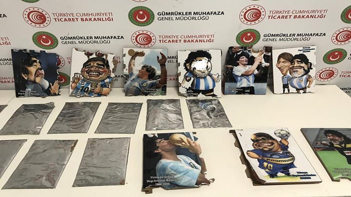 En Turquía fue detenido un hombre que llevaba escondida cocaína en retratos de Maradona.