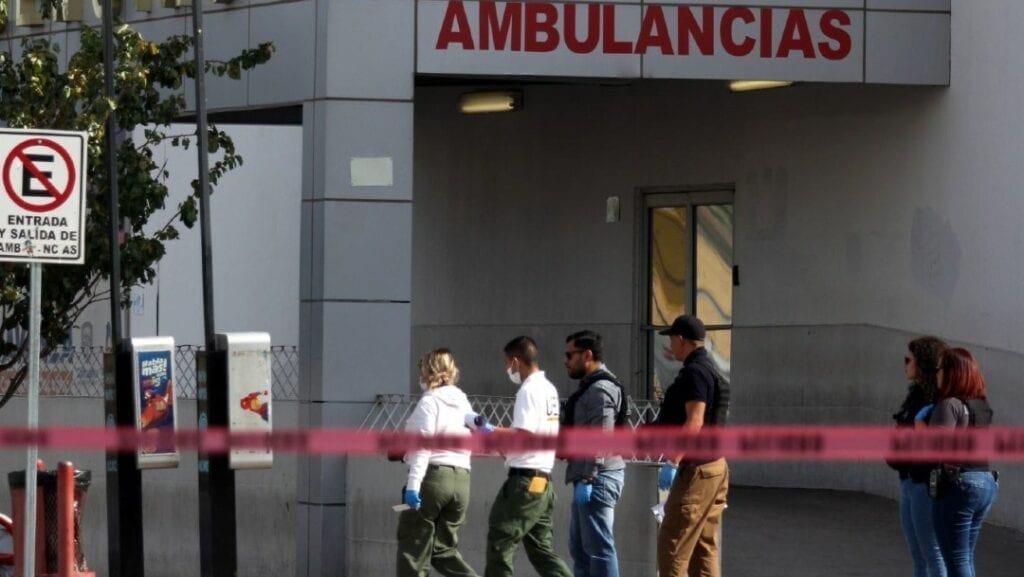 Dos hombres vestidos de enfermeros ingresaron al hospital número 35 del Instituto Mexicano del Seguro Social (IMSS) para rematar a una persona