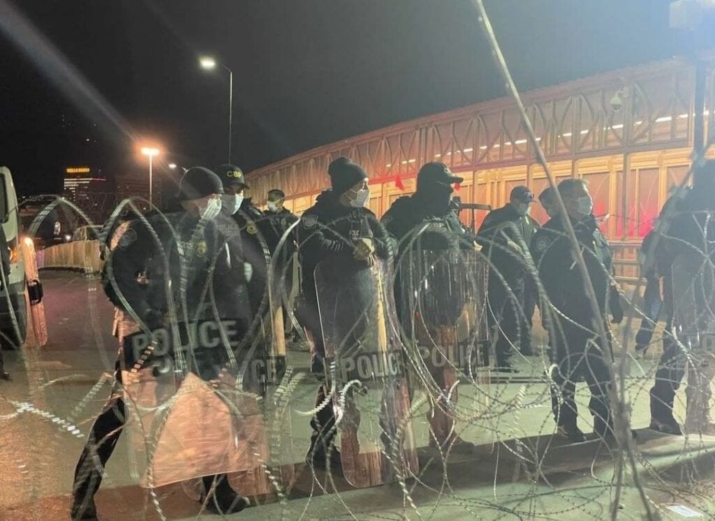 Unos 300 cubanos bloquearon durante ocho horas, entre el martes y este miércoles, un puente en Ciudad Juárez, Chihuahua, que marca la frontera con Estados Unidos, exigiendo que les permitan esperar sus solicitudes de asilo en ese país.