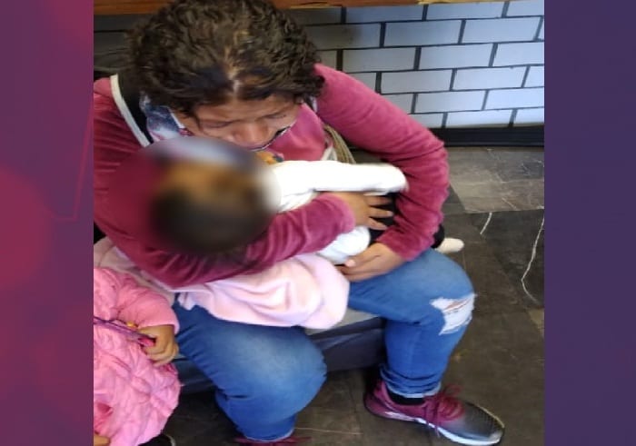 La mujer pidió ayuda porque la bebé se moría en sus brazos.