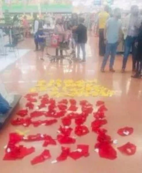 Dos mujeres en Guadalajara fueron detenidas cuando pretendían robarse 60 calzones rojos y amarillos de una tienda de autoservicio.