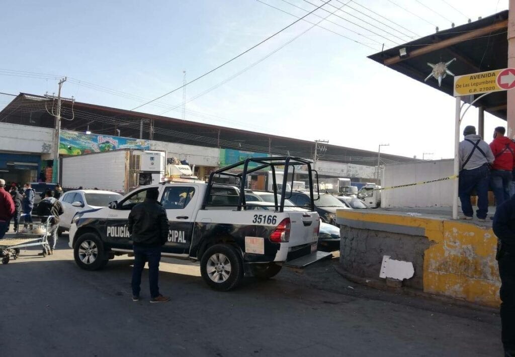 Asesinan a una pareja en el Mercado Abastos de Torreón (video)