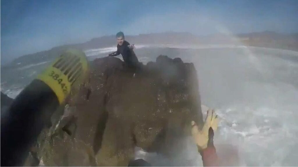 El mar atrapó a un surfista, hasta que fue rescatado por un helicóptero en Baja California (video)