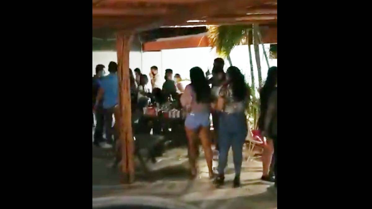 En Acapulco dispersan a 300 personas que celebraban una fiesta a pesar de las restricciones por el Covid-19 (video)