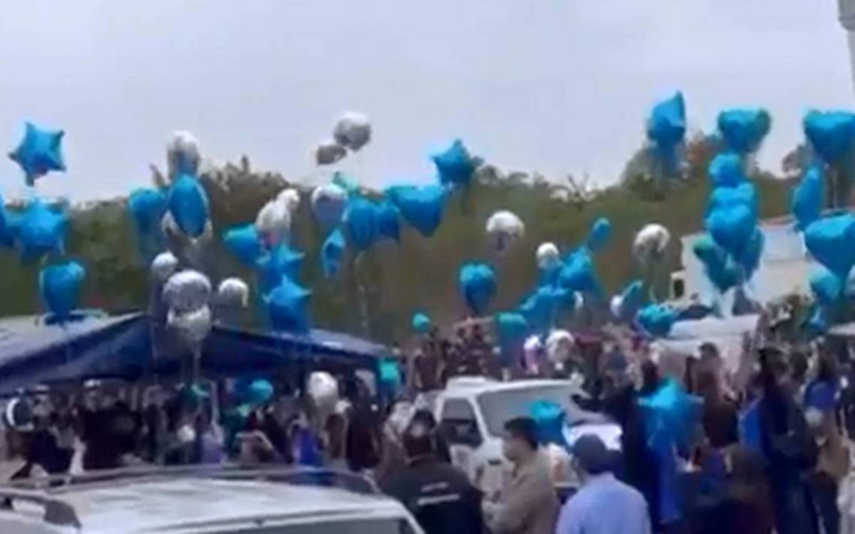 Funeral de 'El Azulito', hijo del líder del narco en Sinaloa, con globos y al ritmo de banda