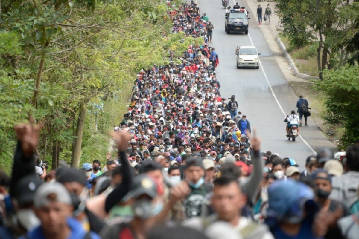 Miles de migrantes que viajan a pie desde Honduras rumbo a Estados Unidos se desplazan el sábado por Guatemala, en camino a México,