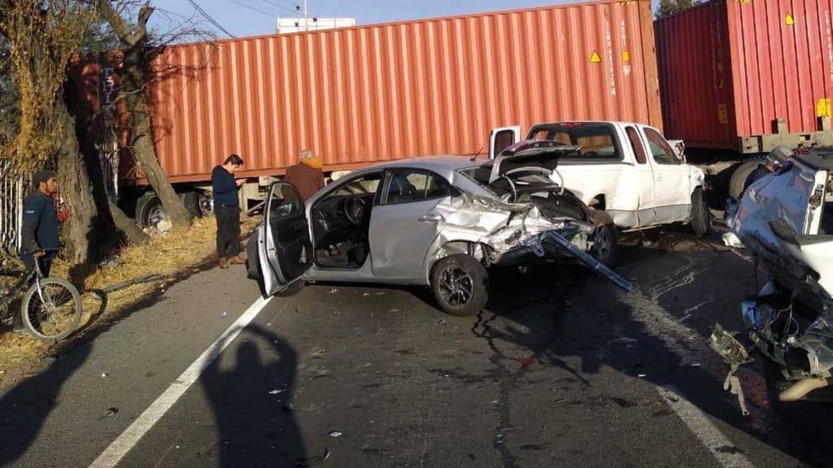 Un aparatoso accidente ocurrido esta mañana entre un tráiler y casi una decena de vehículos particulares, provocó el cierre de la carretera León-Silao, antes de la desviación a Comanjilla.