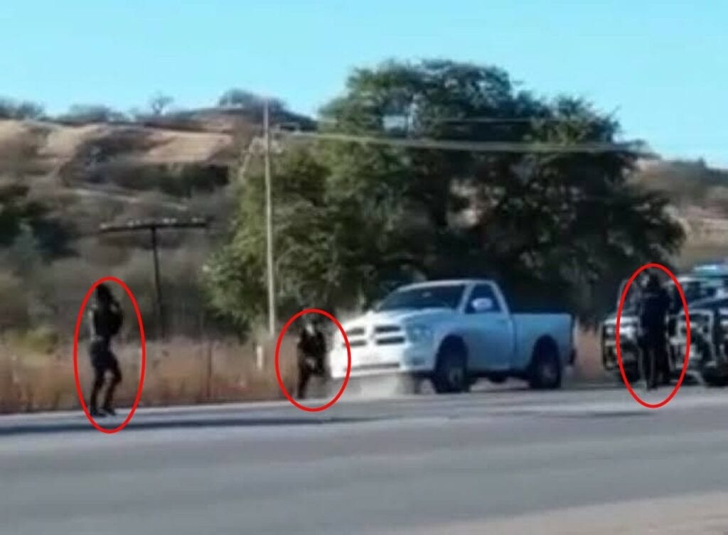 Por lo menos dos personas detenidas y una camioneta tipo pick up blindada asegurada, dejó una persecución policiaca y balacera que terminó sobre la carretera federal número 15 en Nogales, Sonora.
