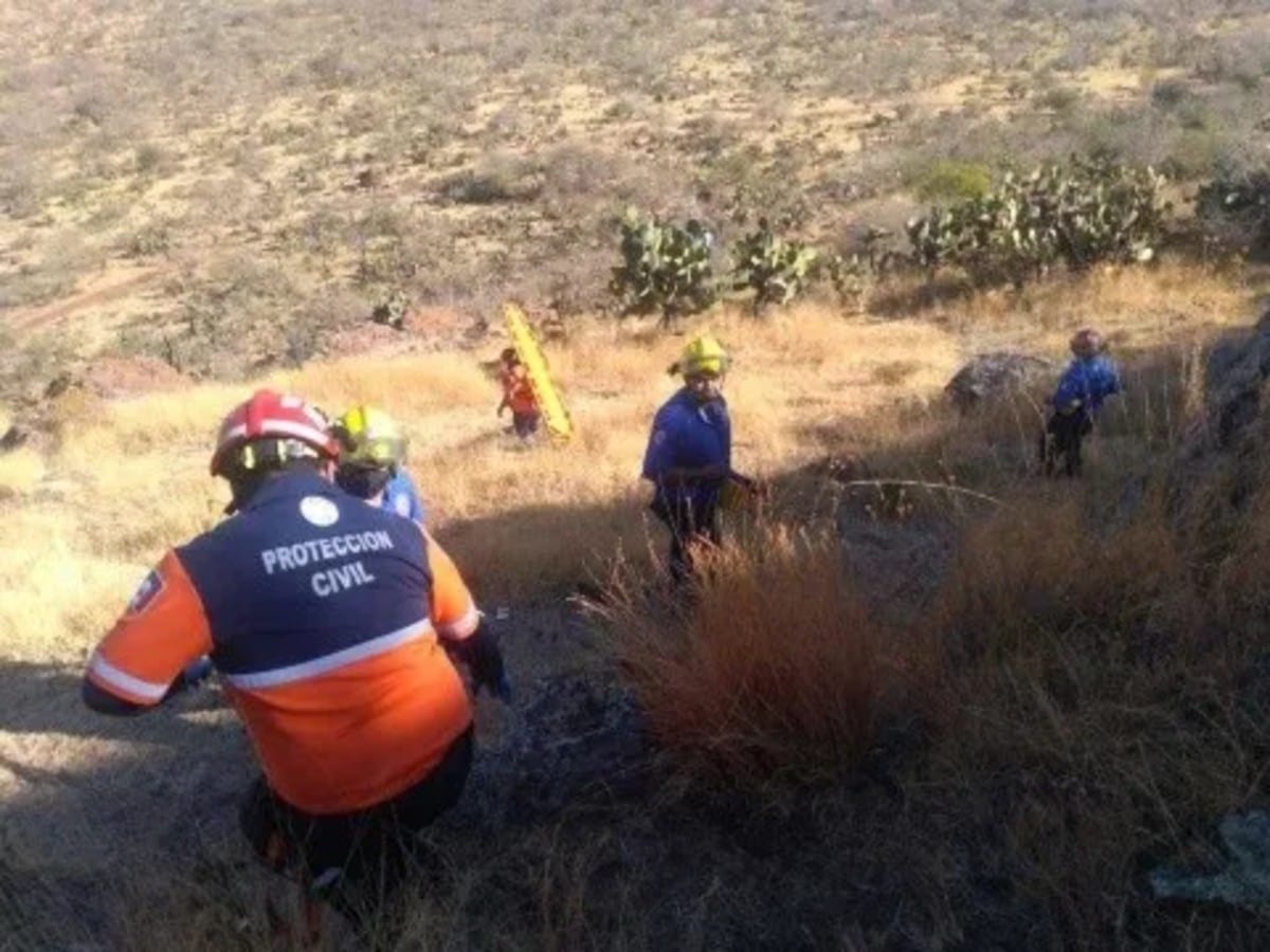 Rescatan a adolescente de la parte alta del Cerro del Piloncillo luego que caer a un hoyo de 7 metros de profundidad por rescatar su celular.