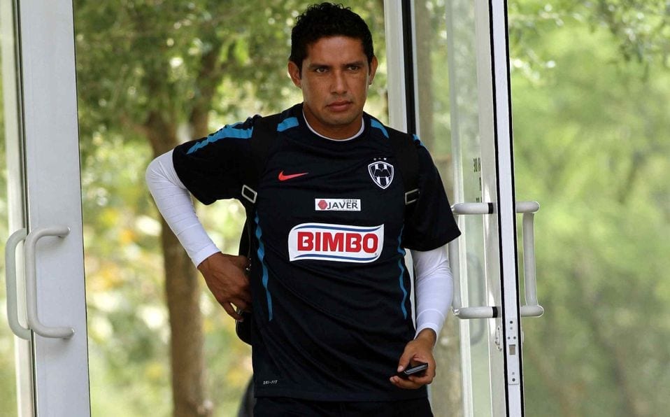 Tras ser exonerado por violación en el 2019, el ex futbolista Jesús El Cabrito Arellano deberá regresar a la cárcel luego de que le fue dictada una orden de aprehensión en cumplimiento a un amparo.