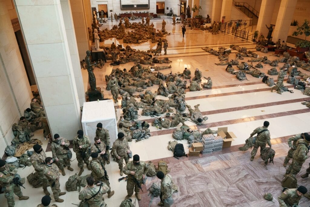 se revelaron diversas fotografías de decenas de miembros de la Guardia Nacional de Estados Unidos en los pasillos del Capitolio, luego de los desmanes suscitados por simpatizantes del actual mandatario estadounidense, Donald Trump.