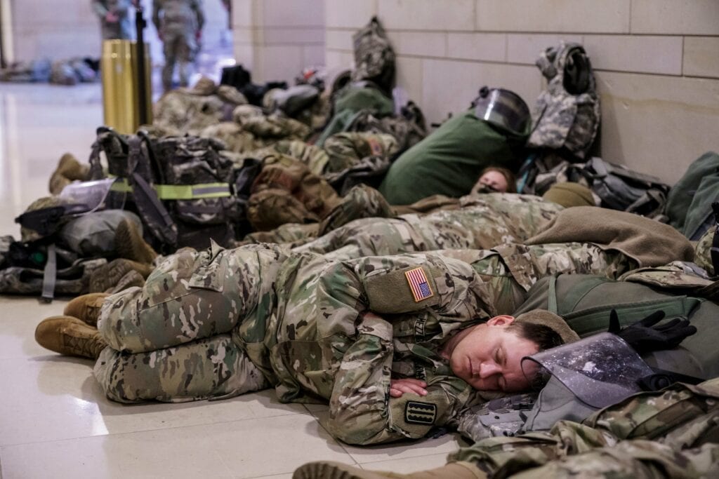 se revelaron diversas fotografías de decenas de miembros de la Guardia Nacional de Estados Unidos en los pasillos del Capitolio, luego de los desmanes suscitados por simpatizantes del actual mandatario estadounidense, Donald Trump.