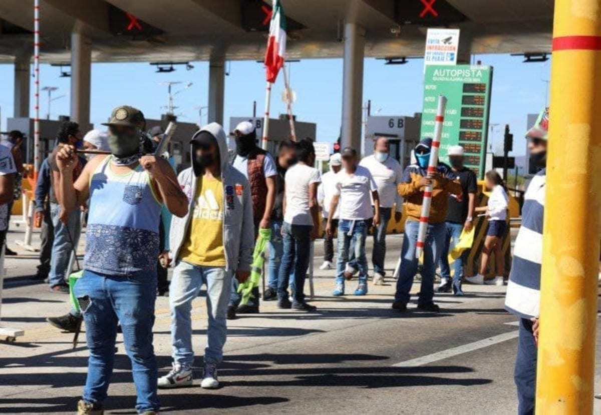 Policías estatales de Jalisco desalojaron a manifestantes violentos que trataron de tomar la caseta de Acatlán que va de Guadalajara a Manzanillo.