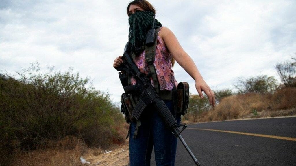 En el lugar de origen del movimiento de “autodefensas” de México, ha emergido un nuevo grupo conformado por puras mujeres, las cuales cargan fusiles de asalto y colocan controles de carretera para ahuyentar lo que dicen es una violenta incursión en el estado de Michoacán por parte del Cártel Jalisco Nueva Generación (CJNG).