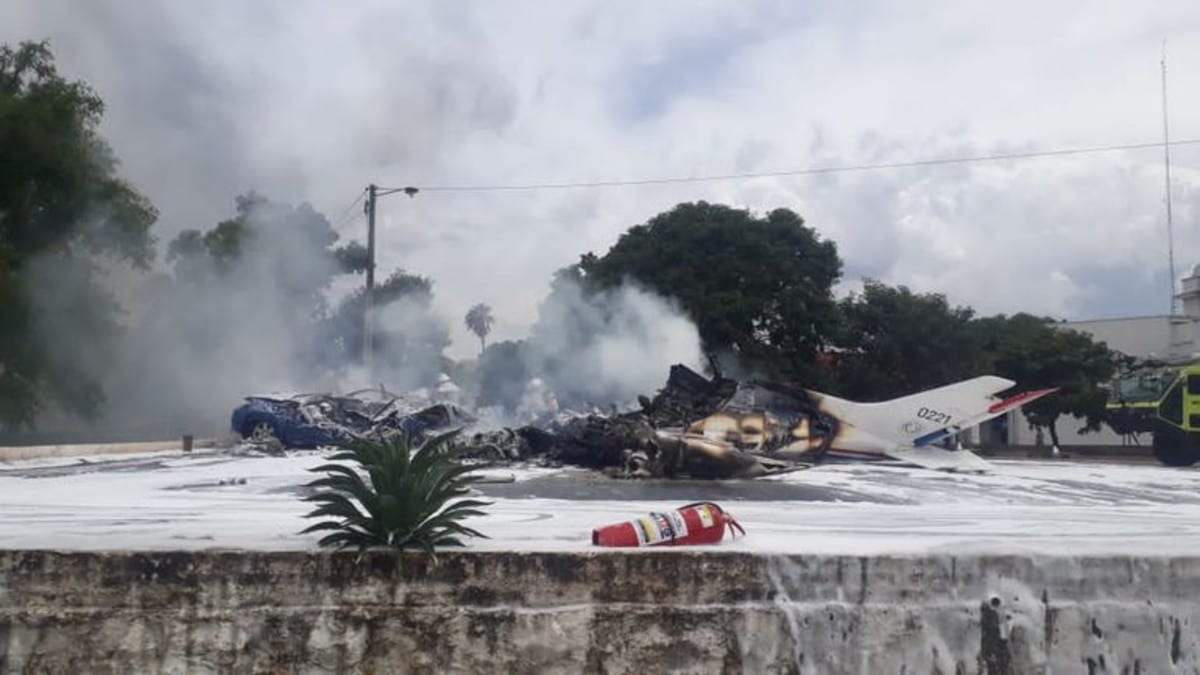 Una avioneta Cessna intentó realizar un aterrizaje forzoso en predio de la Fuerza Aérea de Paraguay rescatistas confirmaron que había 7 personas muertas.