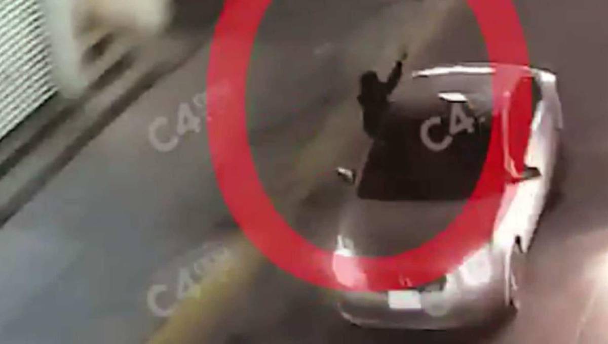 Disparan a policías desde sus autos, pero son arrestados (videos)