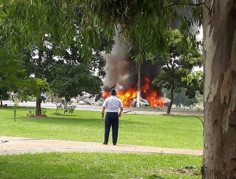 Una avioneta Cessna intentó realizar un aterrizaje forzoso en predio de la Fuerza Aérea de Paraguay rescatistas confirmaron que había 7 personas muertas.